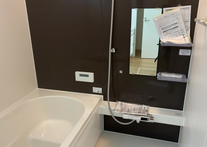 入浴時の快適さも大事なことですが、綺麗な状態を維持できなければ気持ちよく入浴できません。毎日の掃除が楽という点は大事なポイントになります！カビが生えにくく掃除がしやすい、壁や浴槽を選ぶといいでしょう。