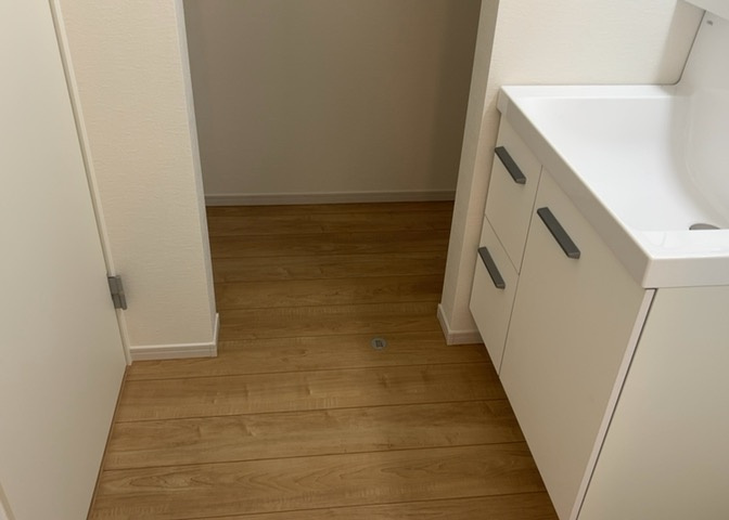 多くの戸建て住宅で見かける洗面脱衣所は、洗面台と洗濯機が2畳ほどのスペースに並べられていて、洗面所が脱衣所を兼ね備えている間取りが一般的です。お客様が利用することもある、パブリックな空間でもあります。