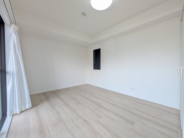～7.2帖の主寝室　ベッドなど大型家具のレイアウトもしやすい広さです～