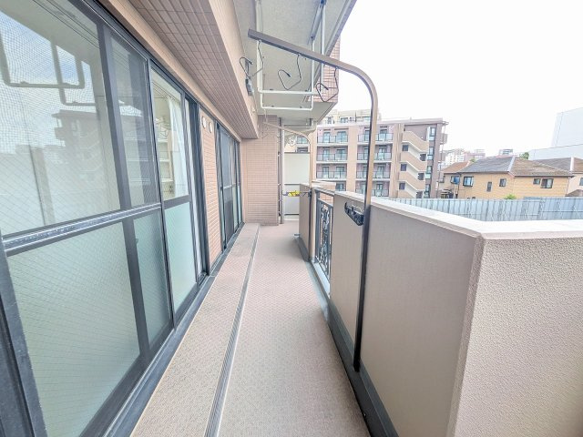 ～西向きバルコニー　2ヶ所からの出入りが可能です～