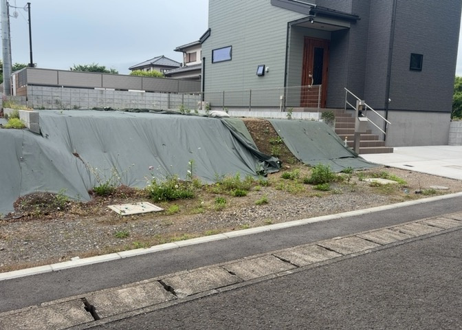 土地の形が極端に長細かったり、狭小地、あるいは道路との高低差がある傾斜地だった場合、後々売ろうとしても買い手がつかない場合もあります。後々、売却することになった時に価値の下がらない土地を選びましょう。