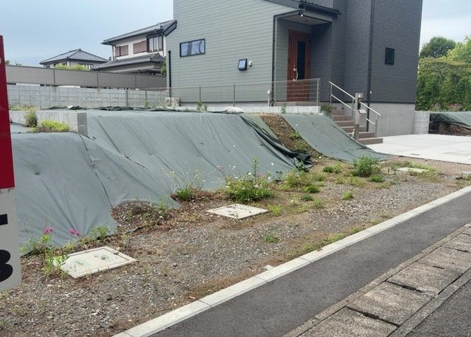 土地の面積＝住宅面積ではありません。建ぺい率の問題などで、土地のある場所によって住宅を建てられる面積は限られています。高さもしかり、「土地」という言葉の中には、建築条件も含まれると考えておきましょう。