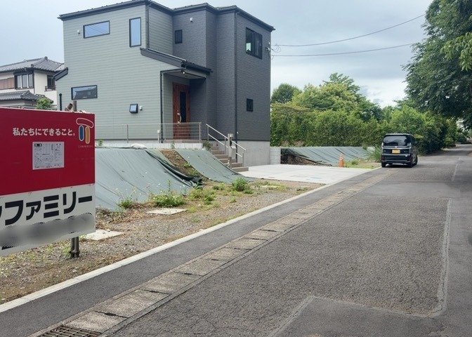 家を建てる場合、方位は要チェックです。現実的に日当たりのよい家ならばリビングは南側、建築基準法でも北側に当たる家への配慮は求められています。土地を見学に行く際は、方位磁針を持って行くようにしましょう。