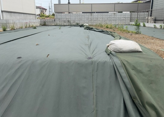 土地の前の道路に消火栓が設置されていることがあります。この場合、道路交通法第45条第1項により、駐車禁止の場所が指定されています。そのため、車庫などの駐車スペースをつくることができない場合があります。
