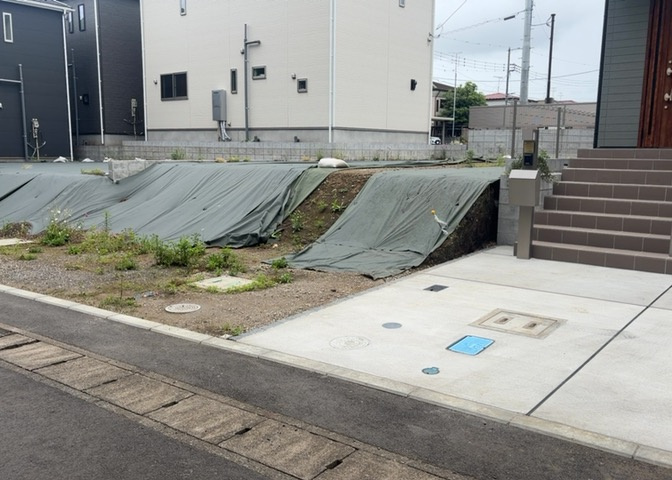 現地に行くなら、物件の周囲の地形がどうなっているかを見ることも大切です。周辺より低くなっている土地では、大雨などで水が集まりやすいため、地盤が弱くなっているということも考えられるため、注意が必要です。