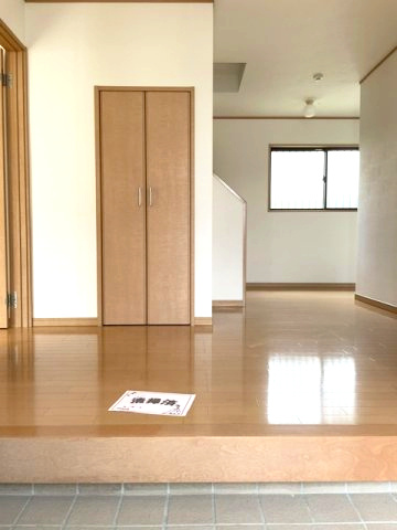 玄関入った正面に収納スペースがあります。