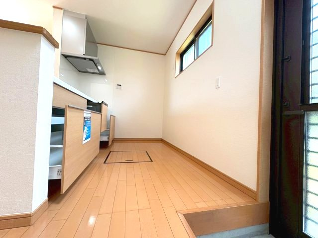 ゴミ出し等に便利な勝手口もあります。