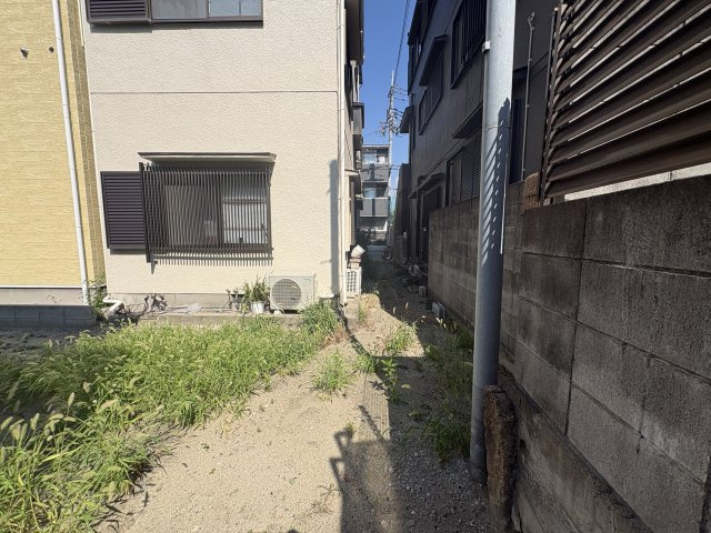 反対側の道路へ繋がる路地がございます♪当社では、土地探し、資金のご相談、建築、外構まで、ワンストップで行っております♪お気軽にお問合せください♪