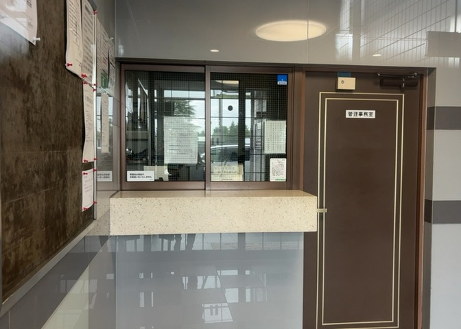 受付はマンションコンシェルジュがいる場合もあれば、管理人が滞在する小部屋を総称して呼ぶことがあります。主にエントランスに設置されていることから、防犯面でも期待ができます。防犯設備がない場合はより安心！