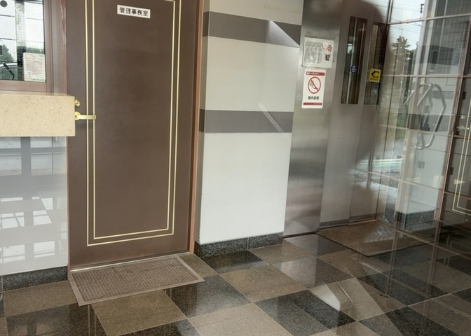 ロビーというと、エントランスと何がちがうの？と思いますよね。実はロビーとエントランスには明確な決まりはありません。物件によっては、エントランスを入って広がるある程度の広さのある空間がロビーとなります。