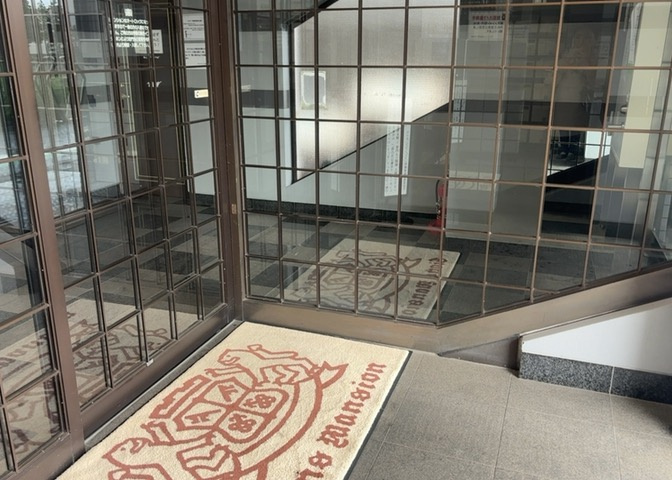 共用部分は、一棟の建物に住む区分所有者全員が共同で所有するとし、共用部分の管理、補修などは、区分所有者で形成される管理組合が行います。個人の判断で勝手に変更することはできませんので覚えておきましょう。