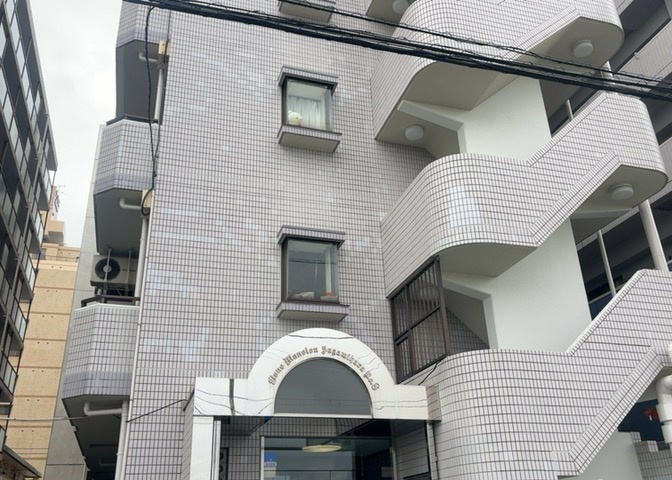 道幅が広い場所は日当たりや風通が良好です。幅が広いのですれ違いも可能ですし大きな車でも駐車可能！一方で、大型車が通ることも多くなるため交通量の増加により騒音に繋がります。また土地の値段が高くなります。
