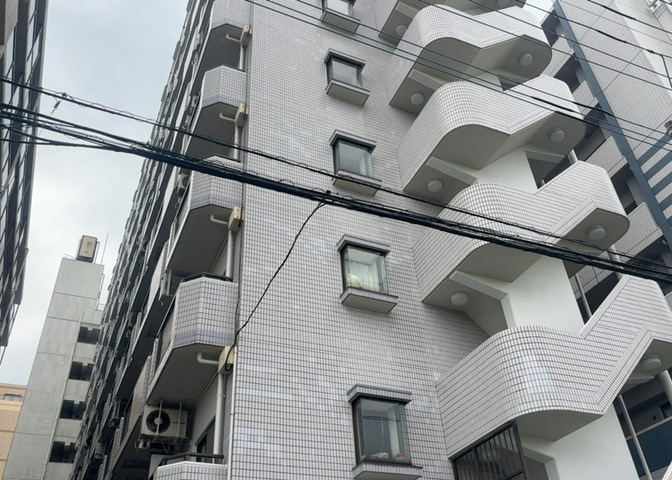 ＲＣ造、Reinforced　Concreteは直訳すると補強されたコンクリートです。主に柱や梁・床・壁が鉄筋とコンクリートで構成おり、鉄筋を組んだ型枠にコンクリートを流し込んで固めたものを指します。