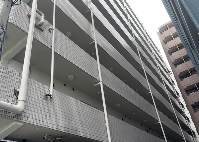玄関は家の顔でもあり、家族以外の目にも止まる場所です。玄関は外との間を仕切る扉、靴などをしまっておく収納スペース、靴脱ぎのたたきスペース、来客とのやり取りをするドアホンなど複数のアイテムからなります。
