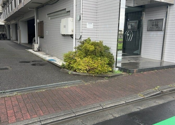 共用部分は、一棟の建物に住む区分所有者全員が共同で所有するとし、共用部分の管理、補修などは、区分所有者で形成される管理組合が行います。個人の判断で勝手に変更することはできませんので覚えておきましょう。