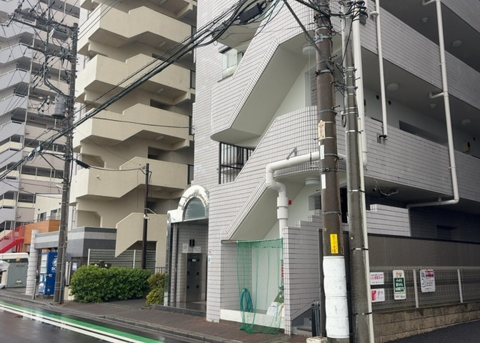 外観はマンション管理がされているかの目安になります。築年数が古いと、壁面は劣化してひび割れが生じることも！建物が古びていても細かいところが修繕されていると、きちんと管理されているなぁと感じるでしょう。