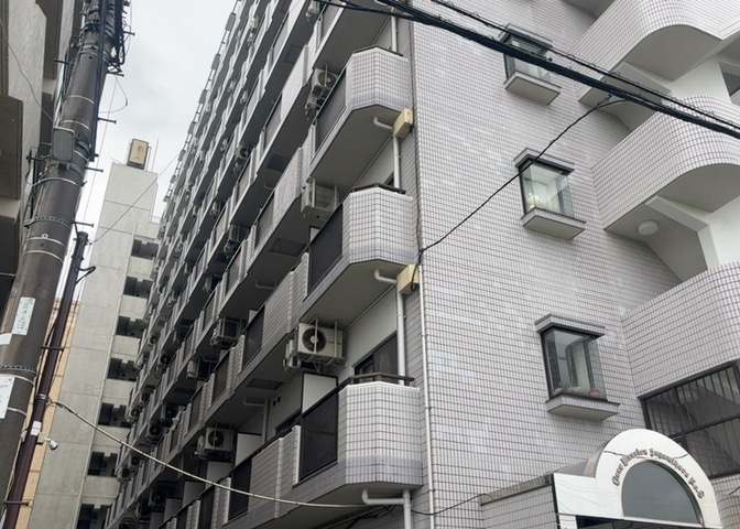 一般的なバルコニーは、奥行1.5ｍ程ですが、ワイルドバルコニーは2ｍまで広がっています。そのため洗濯物の間隔をあけ干すことができ、乾きやすいというメリットや、ガーデニングが楽しめる等の特徴があります。