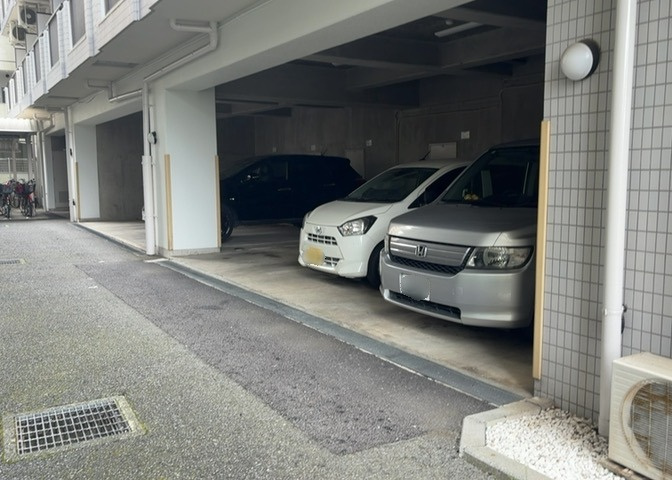 駐車場と明記されていても、最小スペースでつくられた駐車場だと大型車は駐車できなかったり、出入りしにくくなったりする可能性があります。お車のサイズと購入したい物件の駐車場のサイズを現地で確認しましょう。