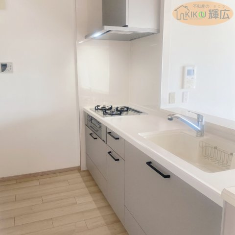 システムキッチン新調、給湯器新調