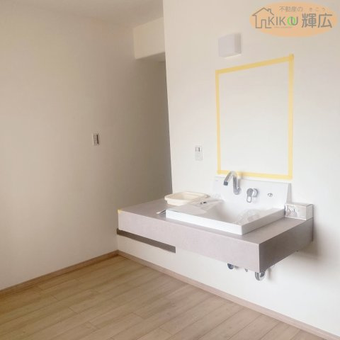 洗面台新調。写真は施工途中ですが現在、鏡設置されてます。　洋室より浴室に入れます。クロス交換、床上張り。