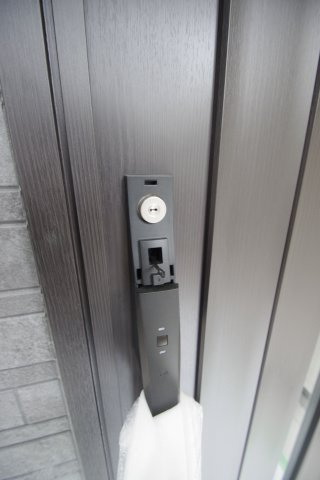 玄関扉はカードキー対応