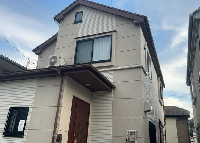 バルコニーは、室外の専用スペースのうち、「屋根がなく開放された空間」であるものを指します。ベランダより広いタイプのものが多く、日当たりもよいため家庭菜園などを楽しみたい人にとって適した環境となります。