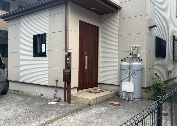 玄関は家の顔でもあり、家族以外の目にも止まる場所です。玄関は外との間を仕切る扉、靴などをしまっておく収納スペース、靴脱ぎのたたきスペース、来客とのやり取りをするドアホンなど複数のアイテムからなります。