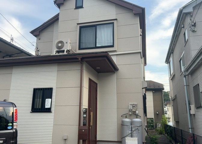 木造住宅とは土台、壁、柱など建築物の強度を支える構造体の材に木が使用されている構造を指します。構造体は建物の自重を支えるだけではなく風圧や水圧、積裁荷重などあらゆる衝撃に耐えるための基礎です。