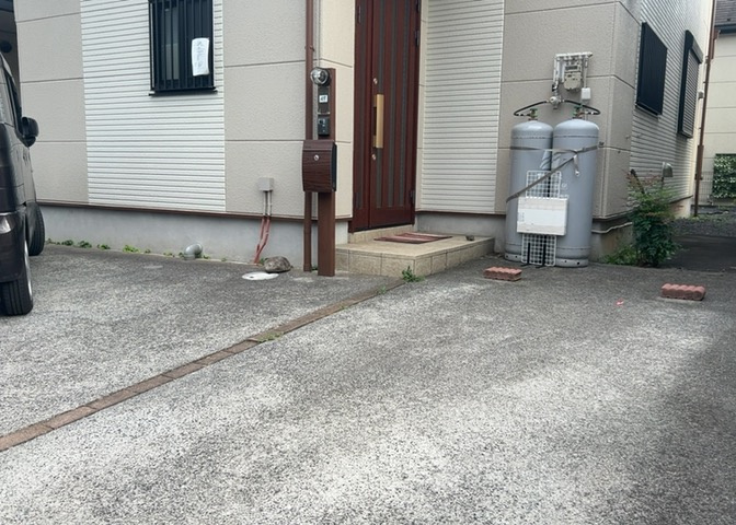 建物の基礎工事の方法は、主流となっているベタ基礎（防湿基礎）と布基礎の2種類に分類され、床下の通気性や耐久性などに違いがあります。建物の基礎部分の構造や付帯設備など詳細については現地でご確認ください。