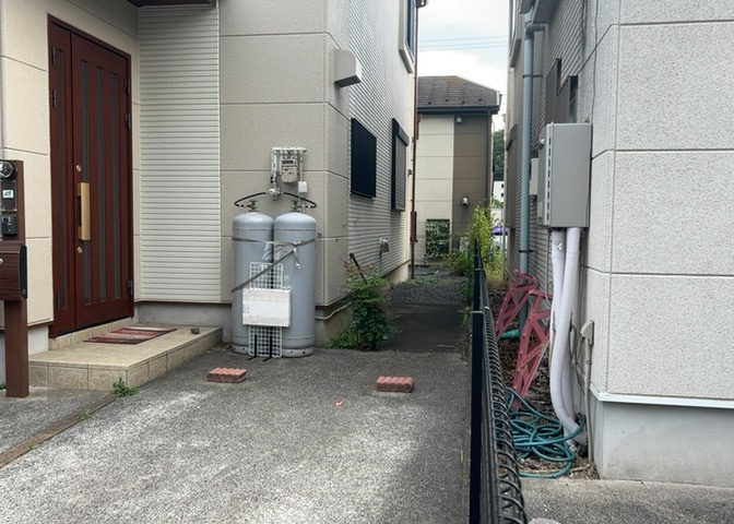 床下換気口は、床下に湿気がこもることを防ぎ、効果的に換気を行うために設置されています。床下換気口が設置されていない建物は、基礎パッキング工法などにより換気を行なっています。詳細は現地でご確認ください。