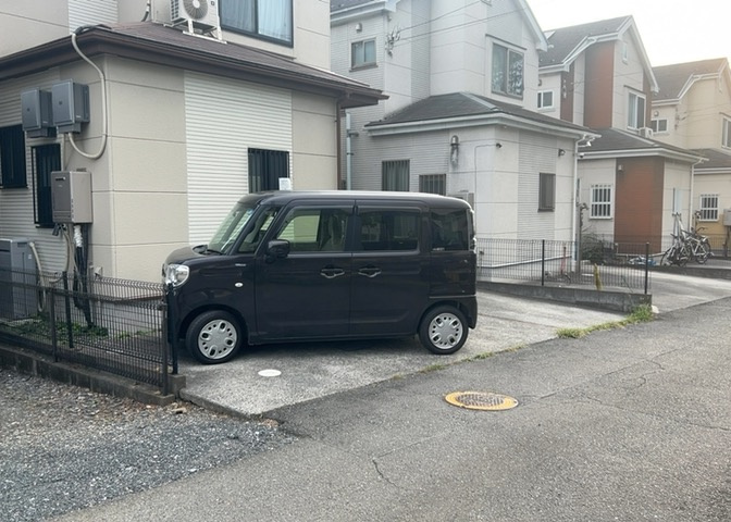 南側道路の場合は長い時間光を入れ込むことができるため、庭やリビングを道路側に持ってくることが多く土地価格も高い傾向にあります。一方北側道路だとリビングや庭が南側になりプライバシーを守ることができます。