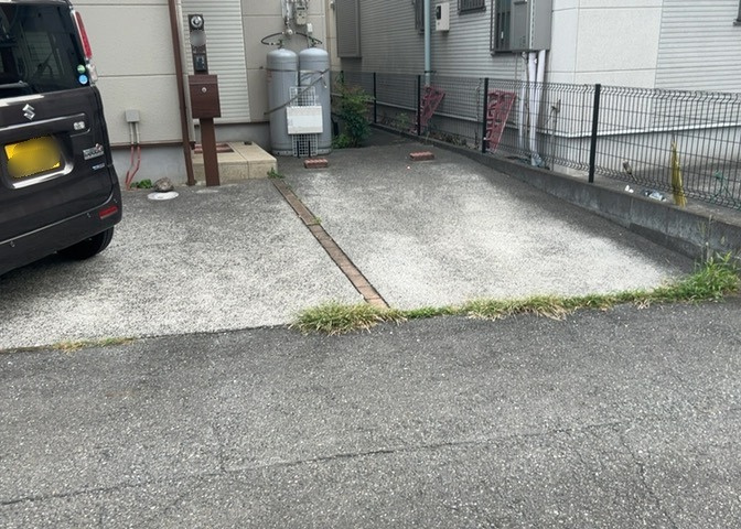 車一台あたりに必要なスペースは、標準サイズの普通自動車で横幅2m50cm、長さ5mは必要になります。ただし、乗降のことも考慮して横幅3m30cm、長さ5m50cmほどは確保できるところを選びましょう。