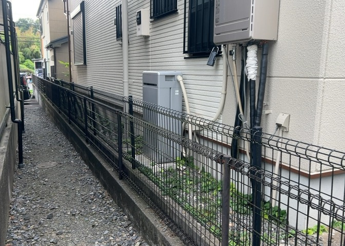 庭のある家に住むことのメリットとして、子どもたちの遊び場を確保できること、ガーデニングや家庭菜園を楽しめること、明るさを確保できることがあります。また、配置を工夫することでプライバシーが確保できます。