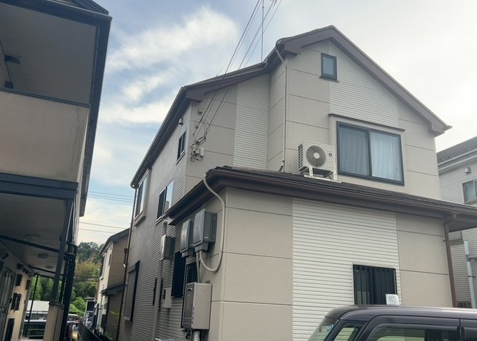 バルコニーは、建物内から室外へ楽に出入りできる便利なスペースです。また、バルコニーには手すりを付けることが義務付けられており、手すりの高さは110cm以上で施工することが建築基準法で定められています。