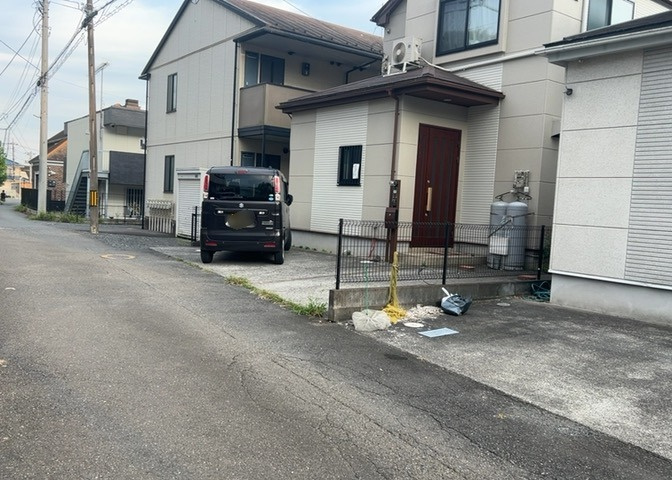 住宅用の土地では前面道路に2m以上接していなければならないと法律で定められています。しかし、お持ちの車のサイズやライフスタイルなどにより、2mでは利便が悪い場合もございますので、事前に確認しましょう。
