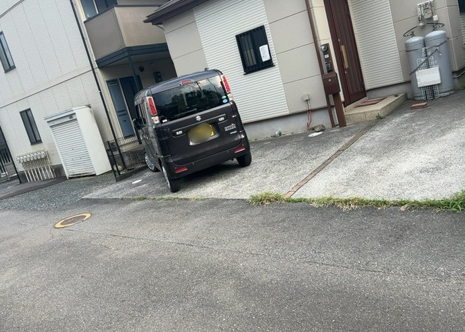 道幅が広い場所は日当たりや風通が良好です。幅が広いのですれ違いも可能ですし大きな車でも駐車可能！一方で、大型車が通ることも多くなるため交通量の増加により騒音に繋がります。また土地の値段が高くなります。