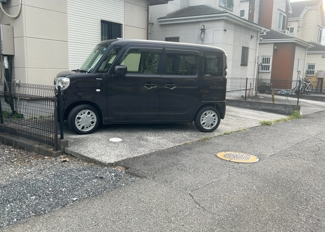 駐車場と明記されていても、最小スペースでつくられた駐車場だと大型車は駐車できなかったり、出入りしにくくなったりする可能性があります。お車のサイズと購入したい物件の駐車場のサイズを現地で確認しましょう。