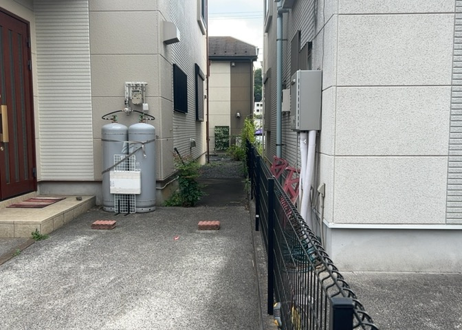 庭があることでガーデニングや家庭菜園はもちろん、こどもの遊び場やペットを放して遊ぶことができます。また、家の周囲に余裕があるということです。隣地との間があれば、十分な日当たりと、風通しが確保できます。