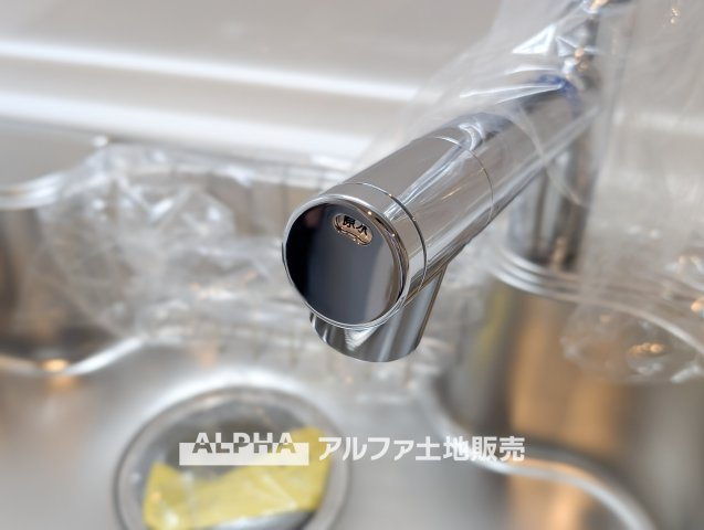 【Water　cleaner】　◆浄水器◆蛇口から流れ出すお水はクリーンでいつも楽しめます。また浄水器内臓シャワー混合栓なので場所取らずのスッキリとしたスタイルです。