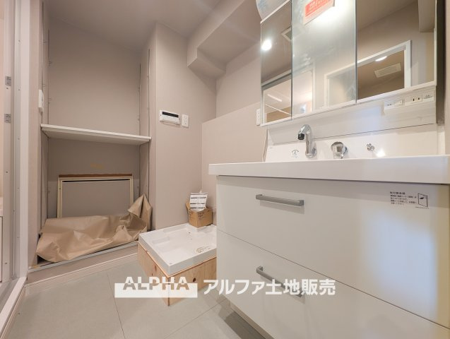 【Laundry　space】　◆ランドリースペース◆広々した空間で雨の日でも十分に洗濯物を乾かすことが出来ます。バスルームには浴室換気乾燥機も付いているので重宝しますね。