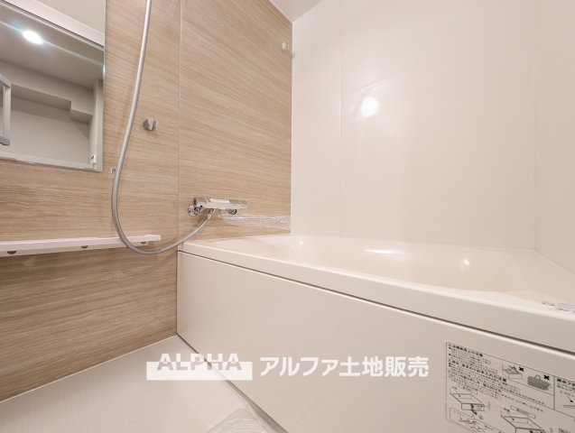 【Bath　room】　◆バスルーム◆一日の疲れをゆっくり癒せる落ち着いたバスルーム。浴室乾燥機付きで天候を気にせず洗濯でき、毎日の暮らしにも便利な空間です。