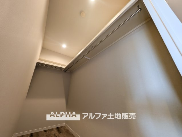 【walk　in　closet】　◆ウォークイン・クローゼット◆大好きな服、大事なバッグやアクセサリー、そして大切な思い出の品々。そんなものを傍らにそっと置いておきたい。そんな時に重宝しますね