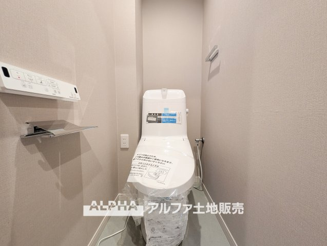 【Warm　water　flush　toilet】　◆温水洗浄便座付きトイレ◆お掃除も楽々。快適に過ごすためには今や欠かせない設備の一つです。壁掛けリモコンで使いやすくいつでも清潔に保てます。