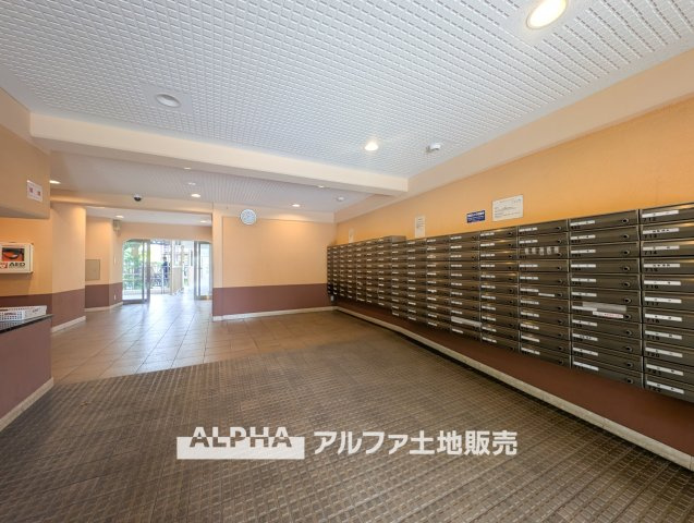 【Auto-lock　system】　◆エントランス◆にオートロックを採用。外部からの出入りを管理し、日々の暮らしに落ち着きをもたらします。