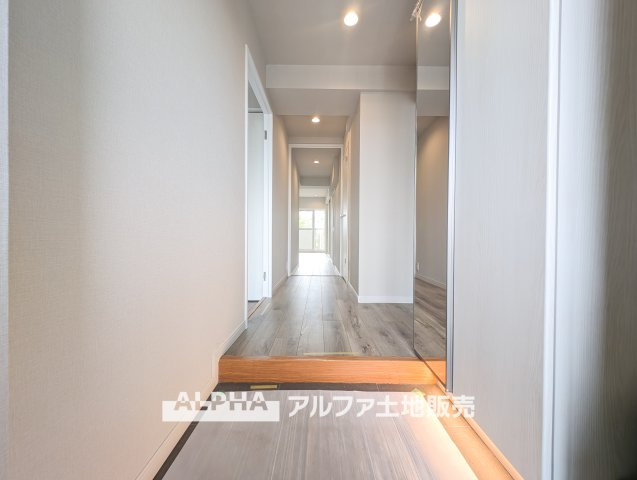 【Welcome　Space】　◆玄関◆帰宅時にほっとできる、穏やかな空気感の玄関。整った空間が日々の切り替えを自然にサポートし、来客時にも好印象を与えます。