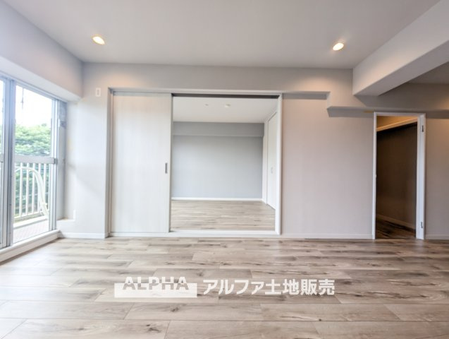 【light　a　living】　◆明るいリビング◆にペイントして君との時間を有意義に過ごしたい。ここでの暮らしは僕たちにとって宝物になる。