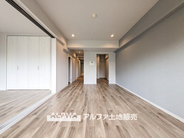 【restful　】　◆日々の暮らしの中で◆少し照明を意識すると住空間がよくなり安らげる住まいへと変わって行く。ダウンライトの明かりと、広い空間で家族の暮らしが向上する。