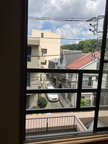 右奥に見える林は六義園で、とても近いです。