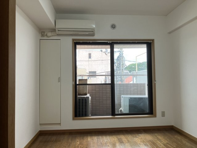 洋室。フローリングは貼り替えられておりませんが、大事に使用されています。