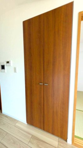 なにかと物が溢れがちなリビングに、マルチにご使用いただける収納スペースを設置しています。